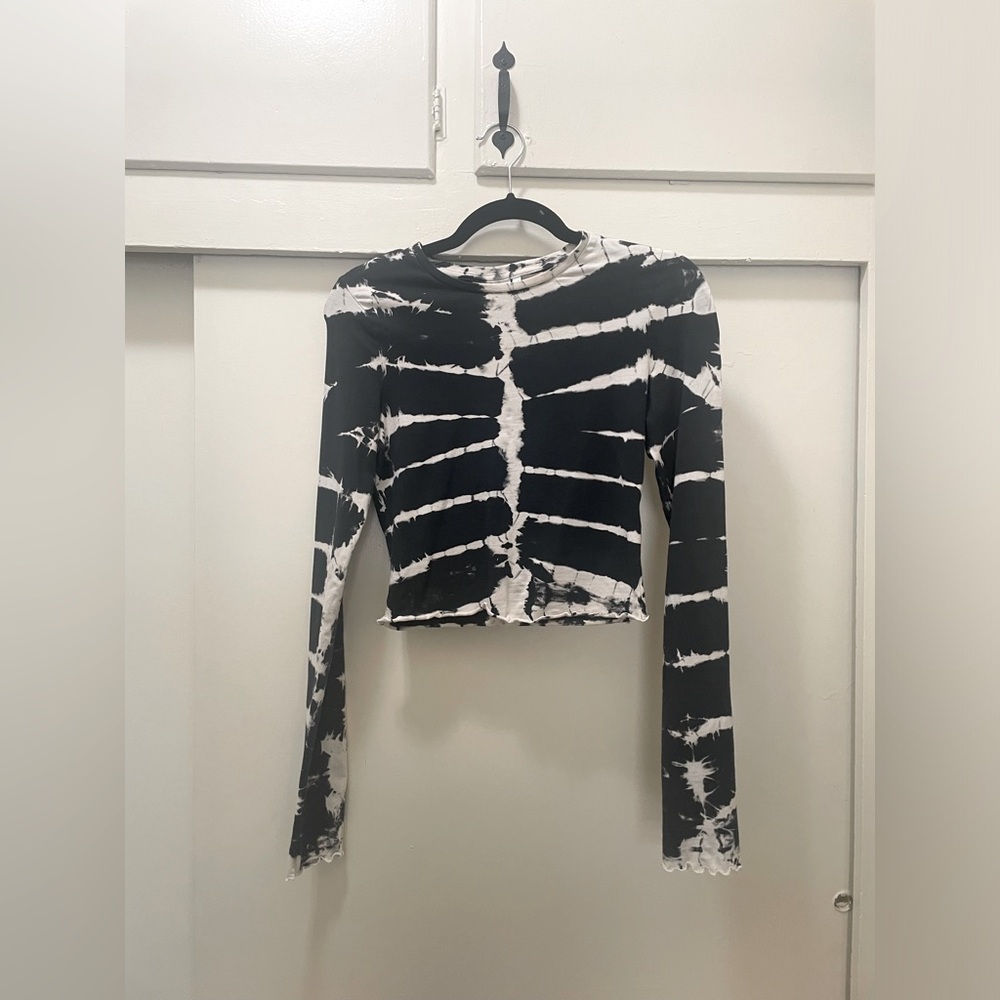 WEEKDAY crop stretchy top long sleeve w print size S